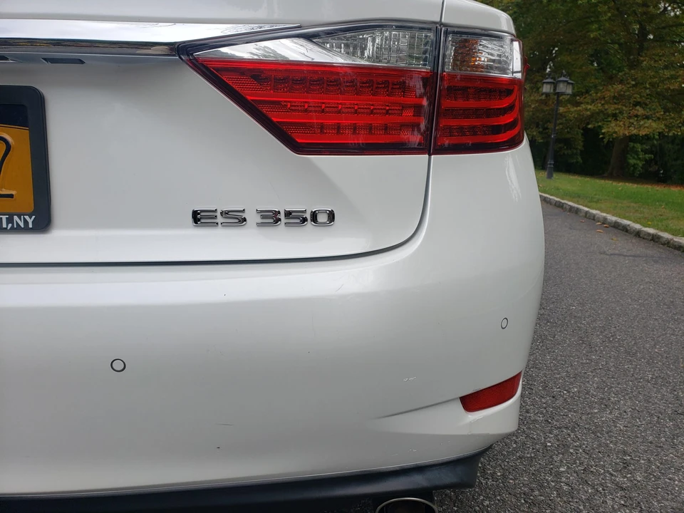 2013 Lexus ES 6th Gen - Image 26 of 31