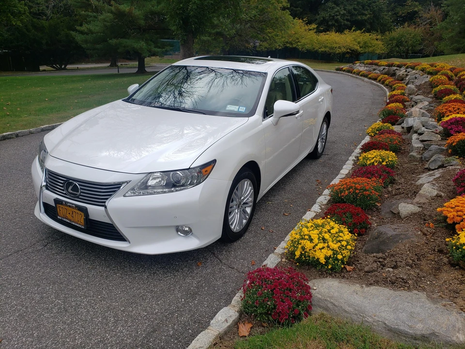 2013 Lexus ES 6th Gen - Image 19 of 31