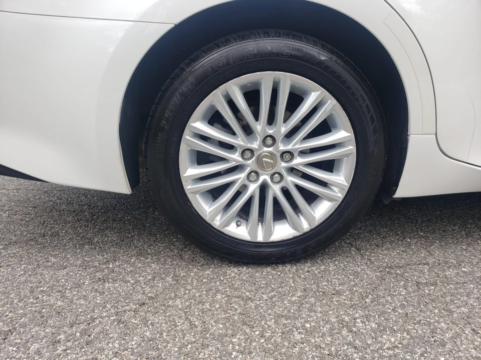 2013 Lexus ES 6th Gen - Image 28 of 31