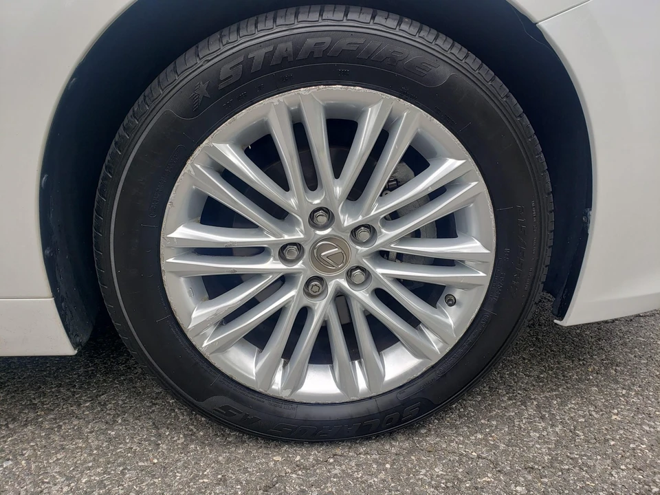 2013 Lexus ES 6th Gen - Image 29 of 31