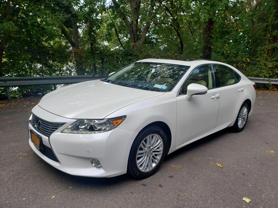 2013 Lexus ES 6th Gen - Image 18 of 31