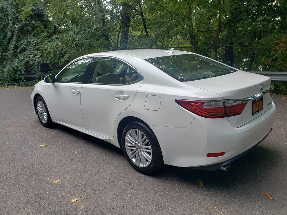 2013 Lexus ES 6th Gen - Image 12 of 31