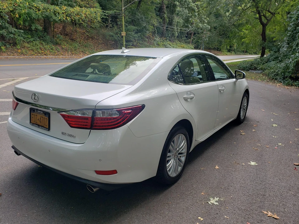 2013 Lexus ES 6th Gen - Image 7 of 31
