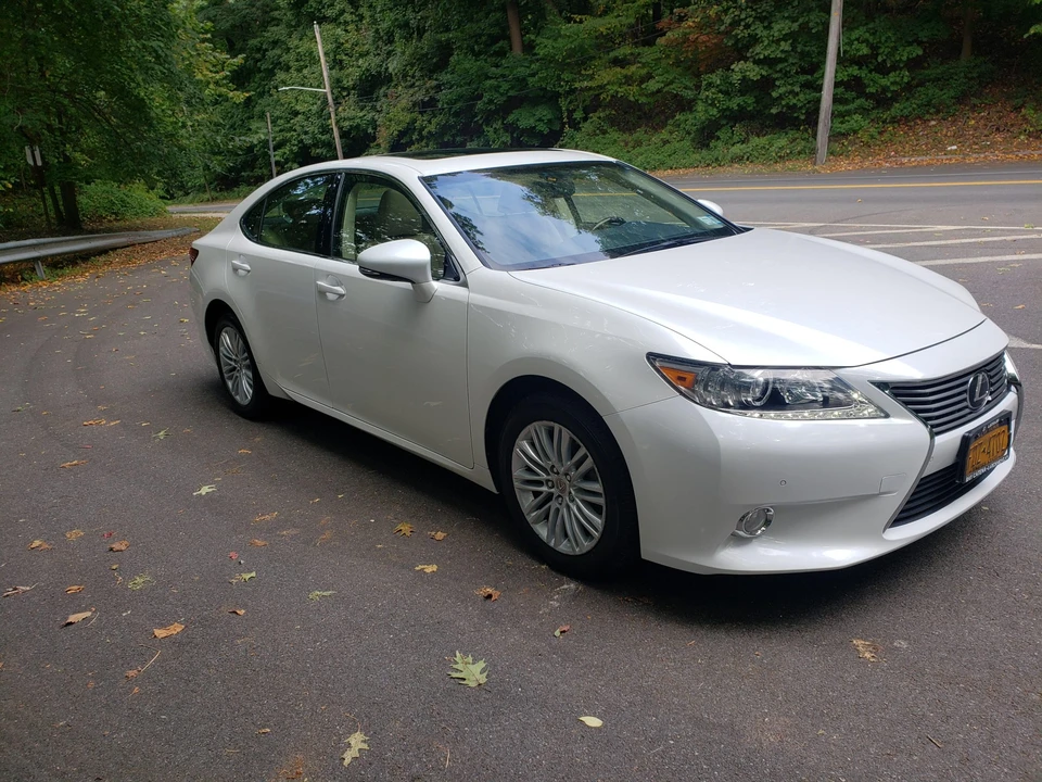 2013 Lexus ES 6th Gen - Image 4 of 31