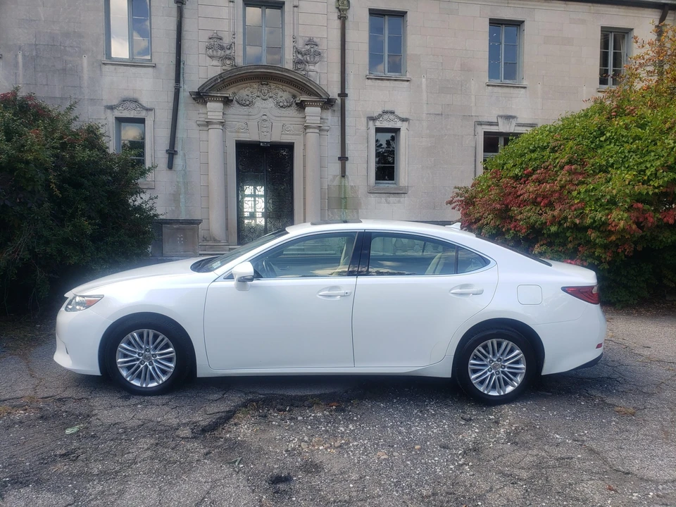 2013 Lexus ES 6th Gen - Image 16 of 31