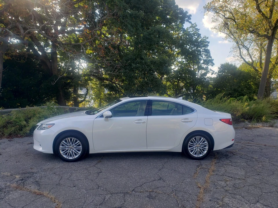 2013 Lexus ES 6th Gen - Image 15 of 31