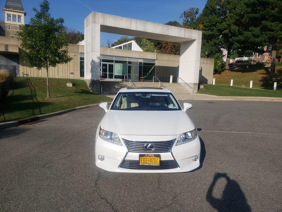 2013 Lexus ES 6th Gen - Image 20 of 31