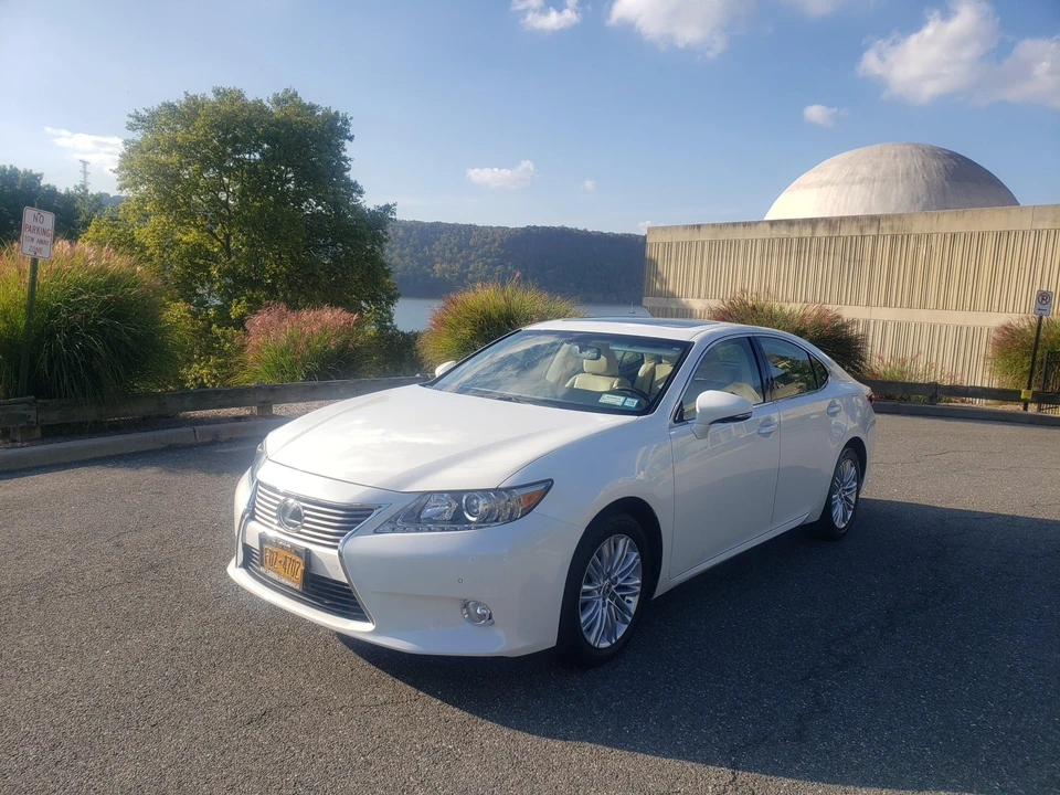 2013 Lexus ES 6th Gen - Image 17 of 31