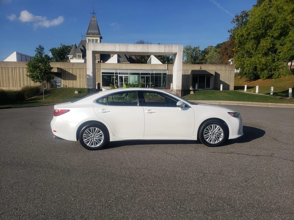 2013 Lexus ES 6th Gen - Image 6 of 31