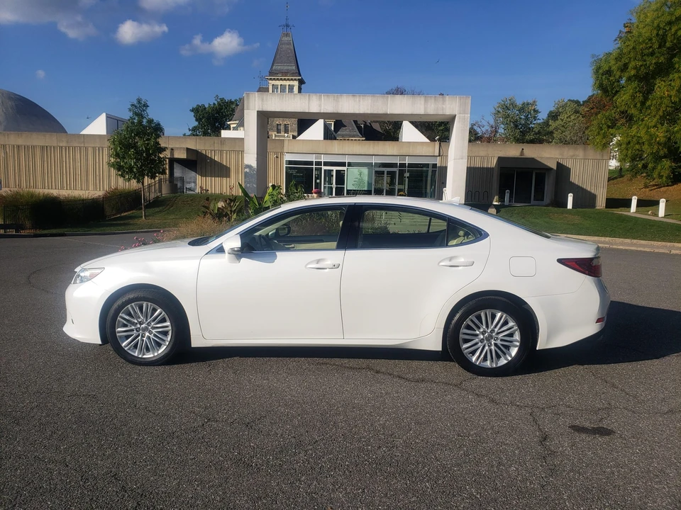 2013 Lexus ES 6th Gen - Image 14 of 31