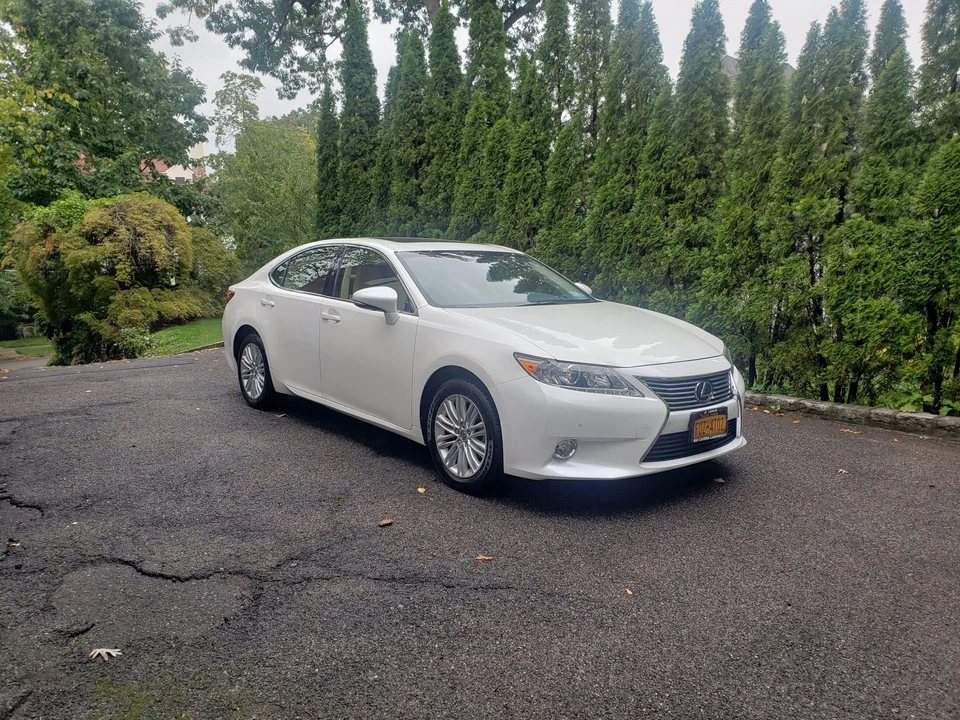 2013 Lexus ES 6th Gen - Image 3 of 31