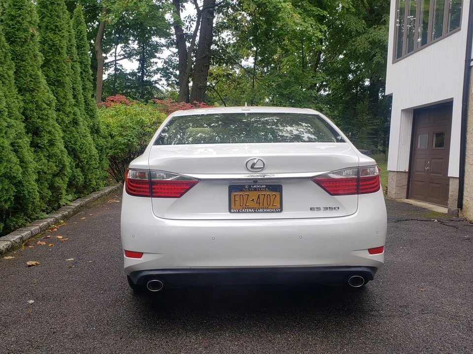 2013 Lexus ES 6th Gen - Image 9 of 31
