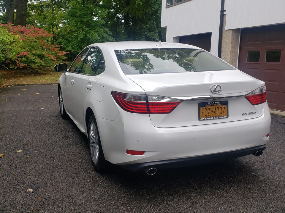 2013 Lexus ES 6th Gen - Image 10 of 31