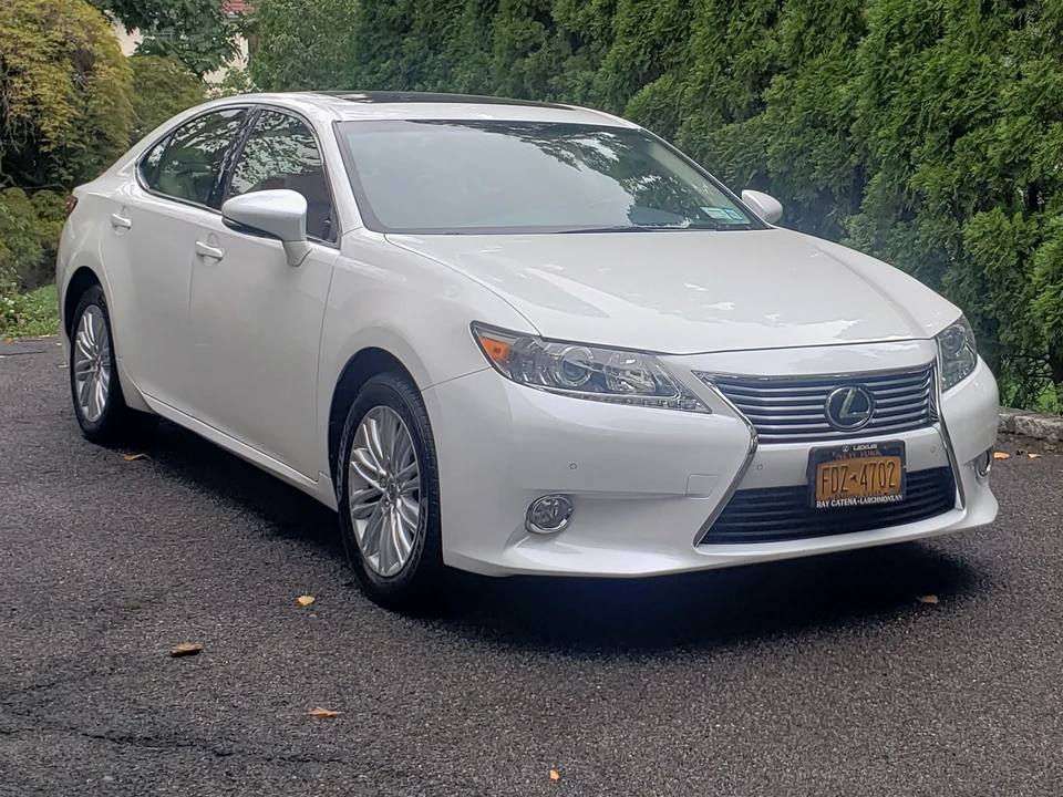 2013 Lexus ES 6th Gen - Image 2 of 31