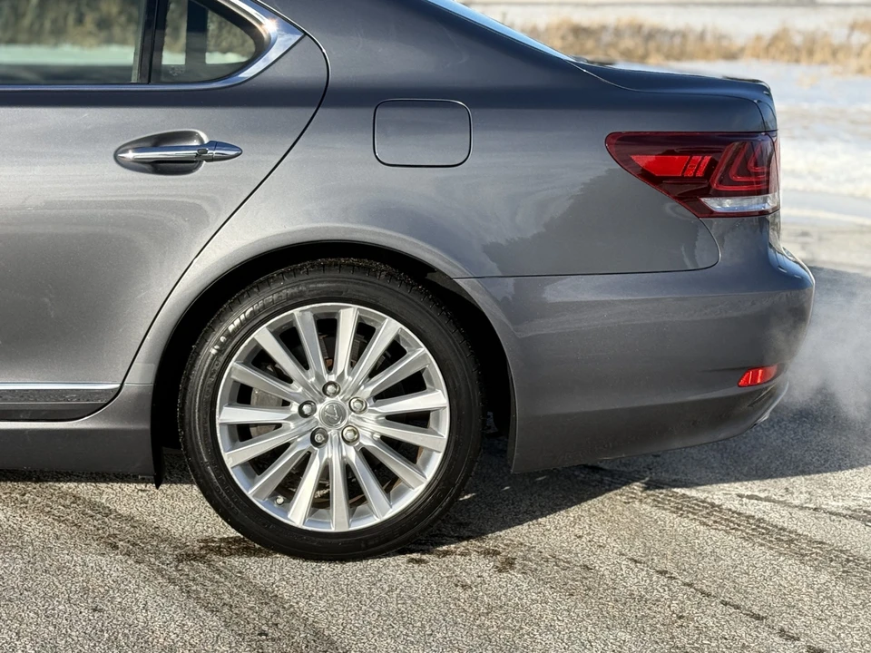 2013 Lexus LS 4th Gen - Image 26 of 31