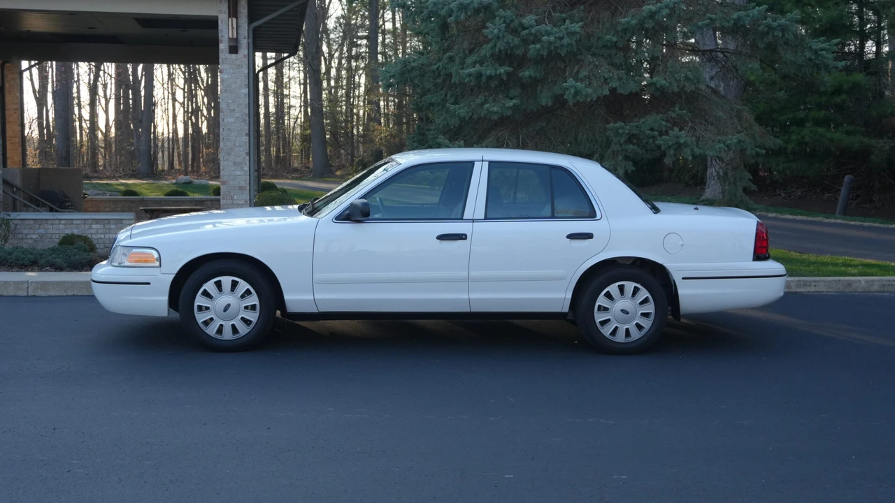 2006 Ford Crown Victoria - Image 2 of 31