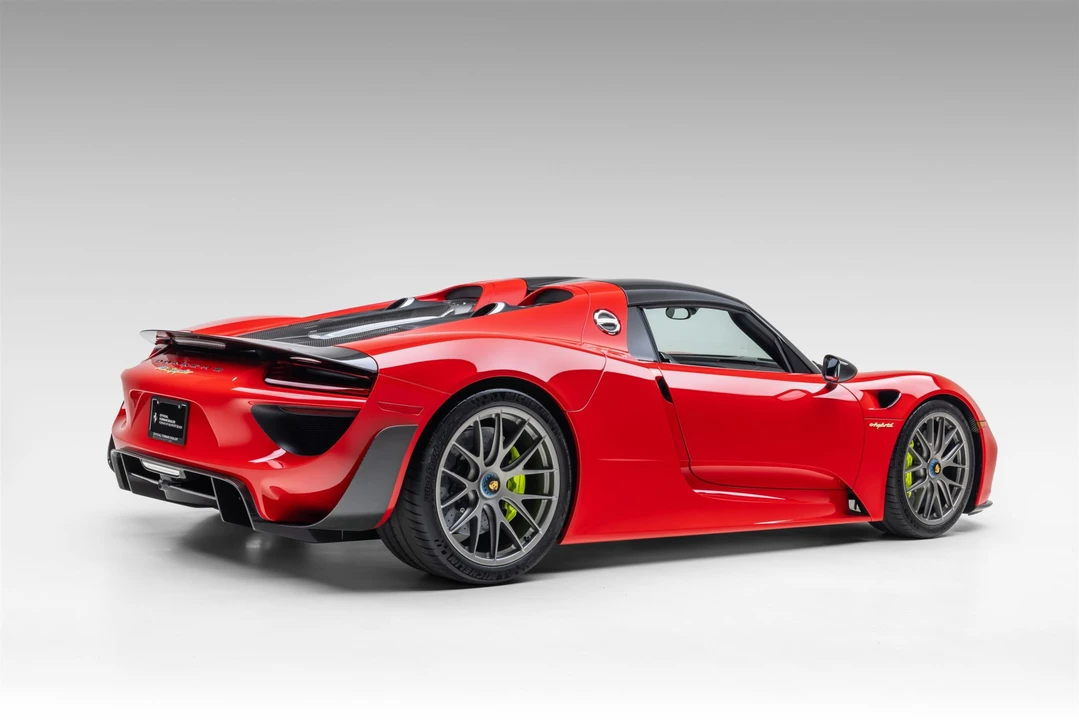 2015 Porsche 918 Spyder - Image 9 of 31