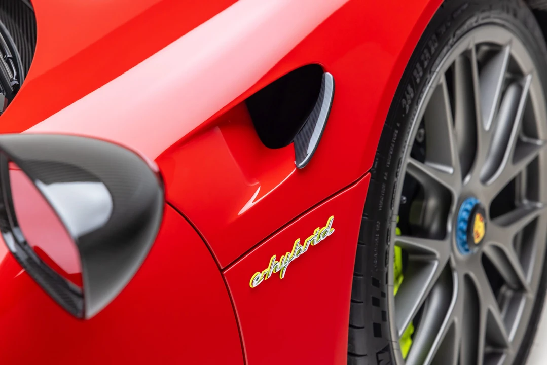 2015 Porsche 918 Spyder - Image 25 of 31