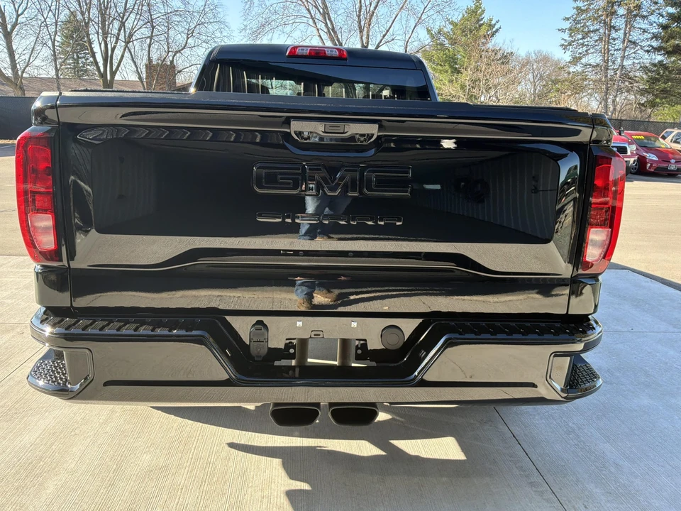 2025 GMC Sierra 5th Gen - Image 9 of 31