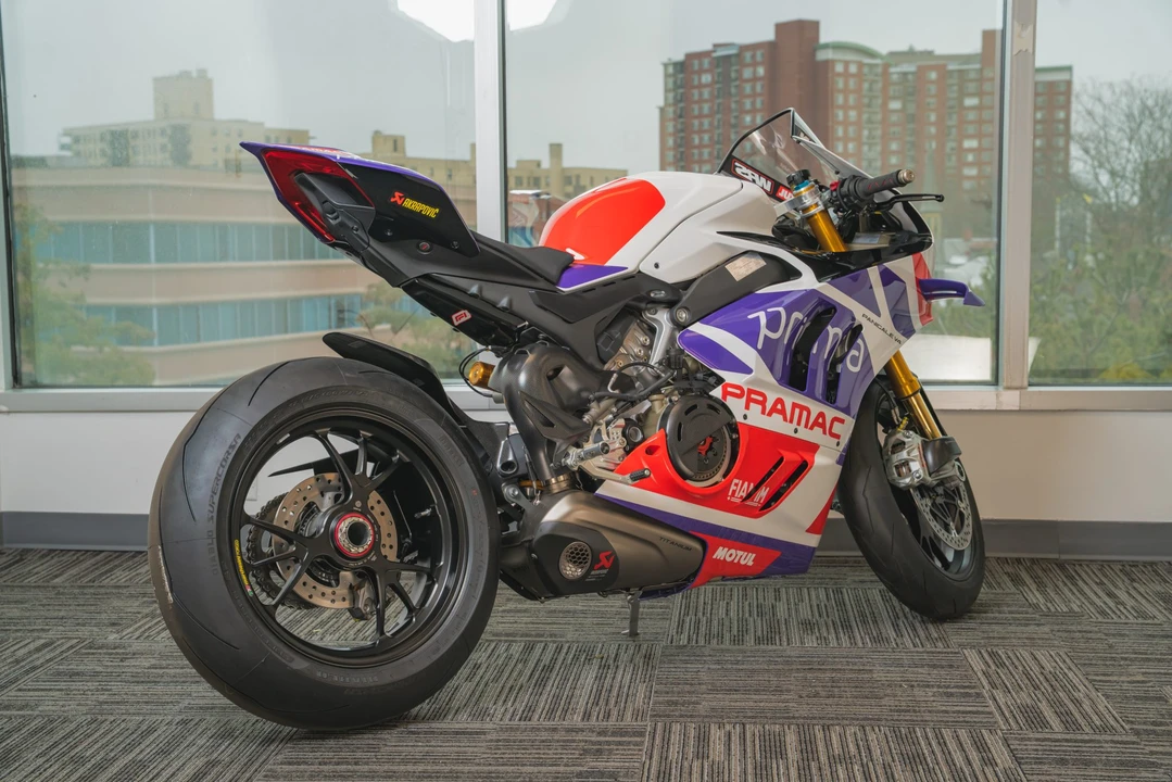 2024 Ducati V4 - Image 18 of 31