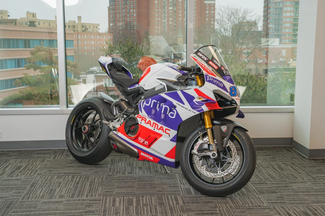 2024 Ducati V4 - Image 24 of 31