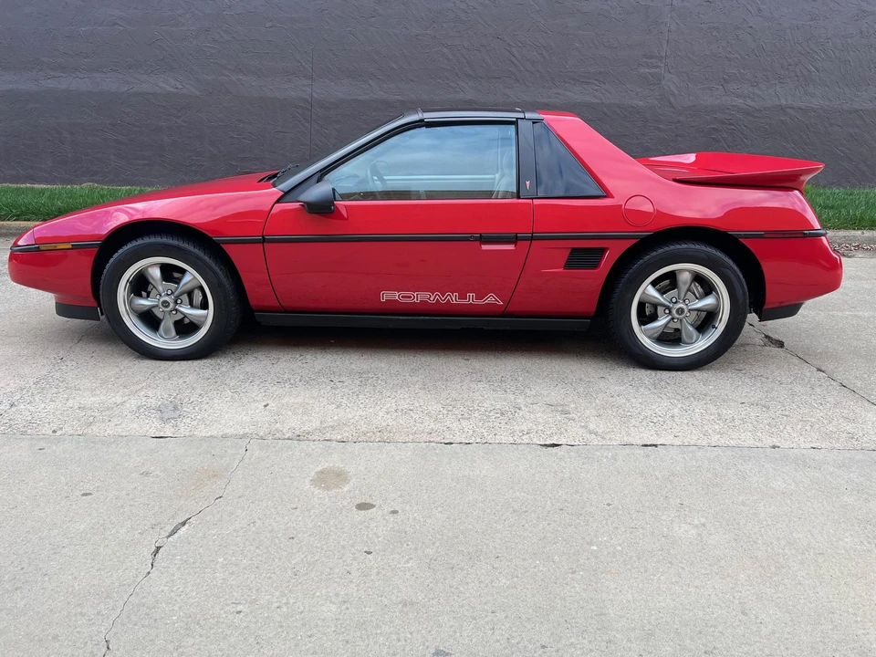 1988 Pontiac Fiero Formula - Image 17 of 31