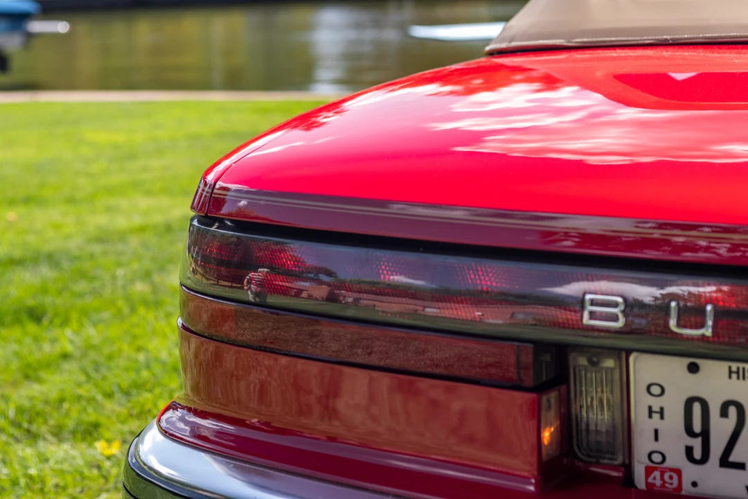 1991 Buick Reatta - Image 25 of 31