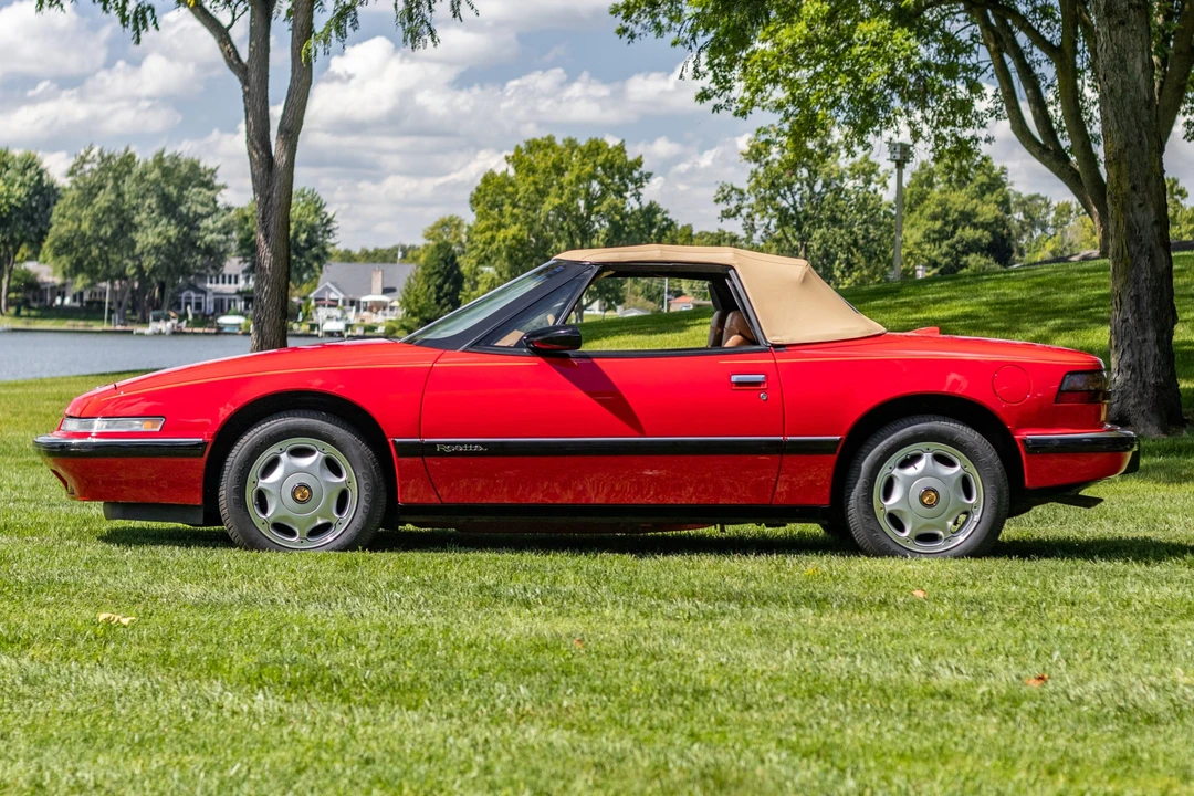 1991 Buick Reatta - Image 19 of 31