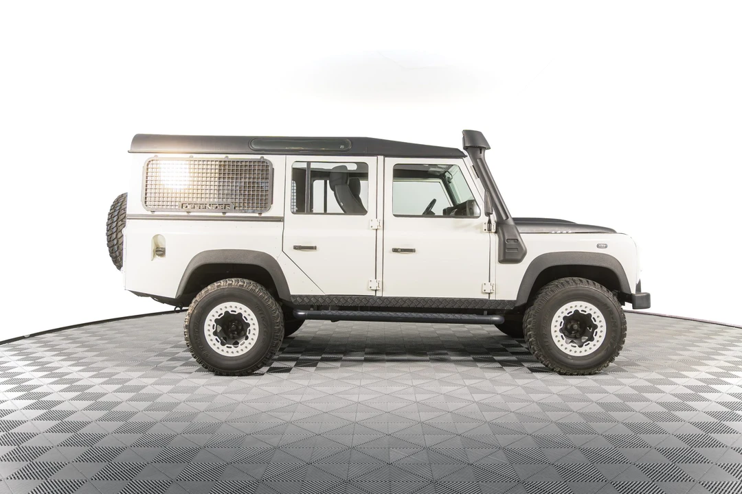 Land Rover Defender 110 - Image 25 of 31