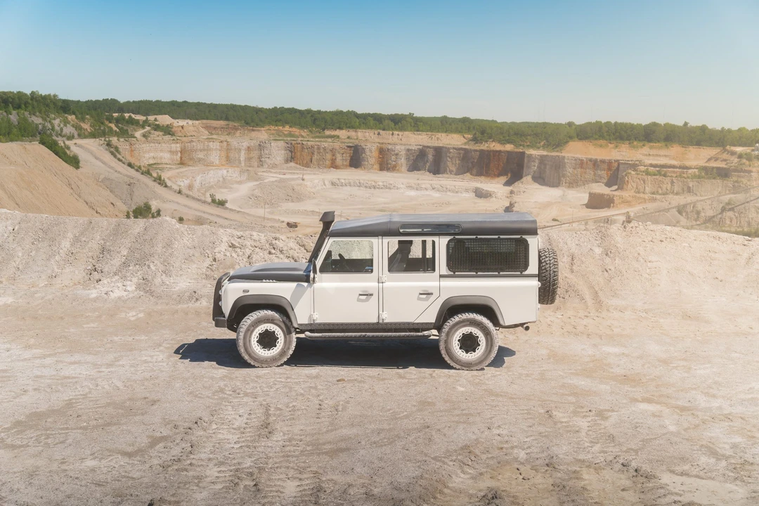 Land Rover Defender 110 - Image 7 of 31