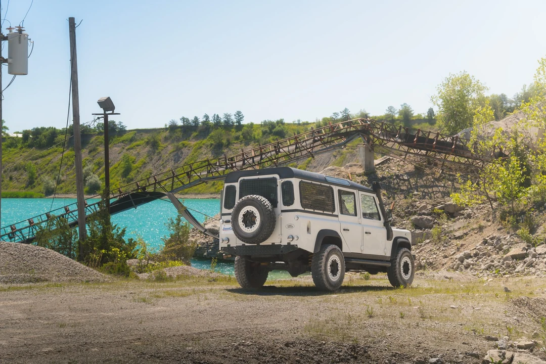 Land Rover Defender 110 - Image 12 of 31
