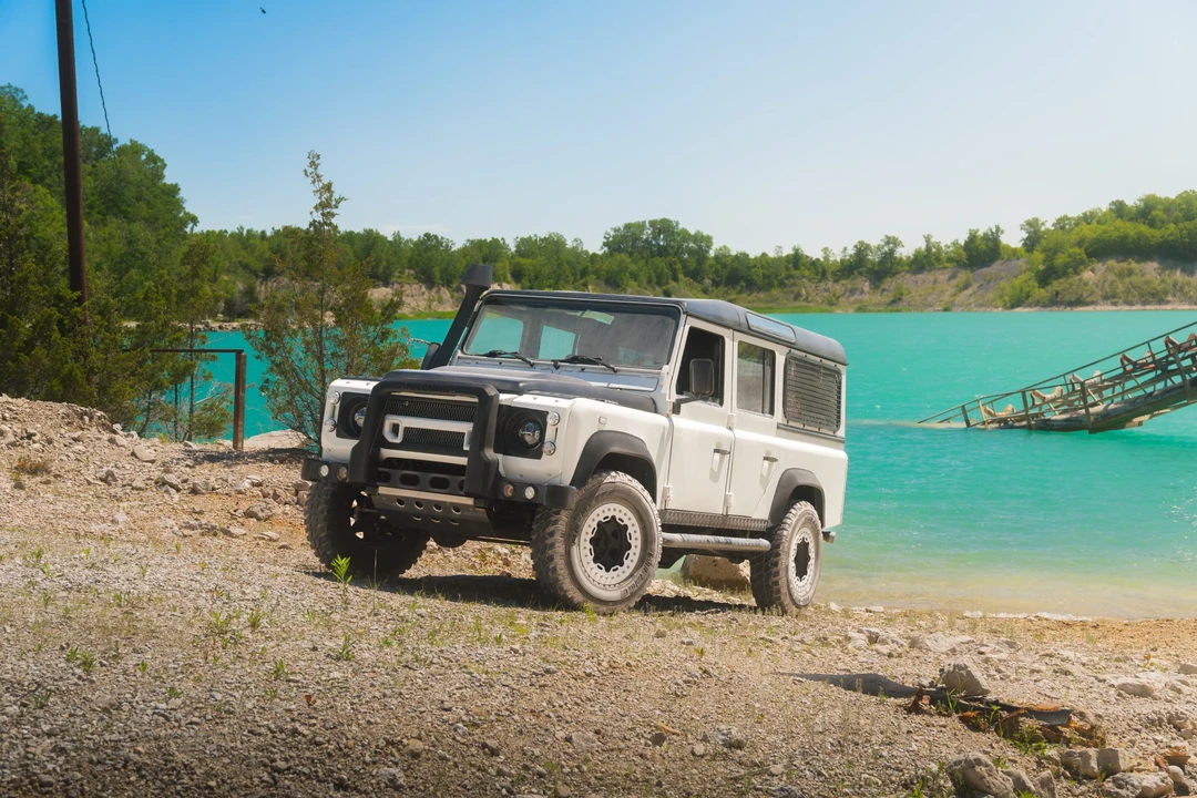 Land Rover Defender 110 - Image 5 of 31