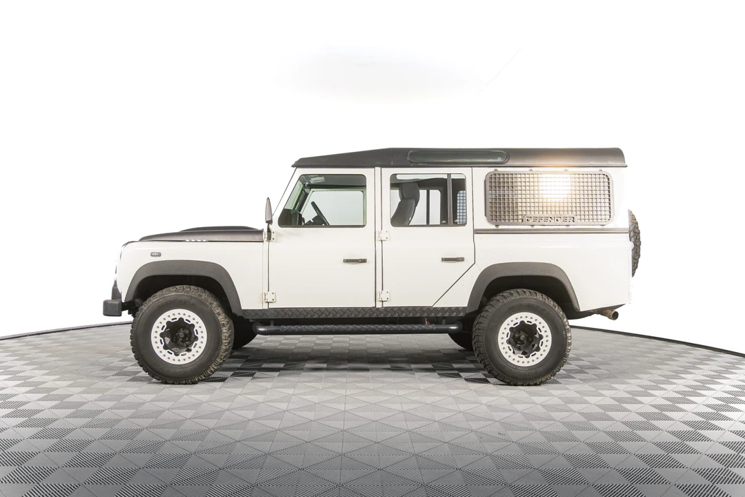 Land Rover Defender 110 - Image 19 of 31