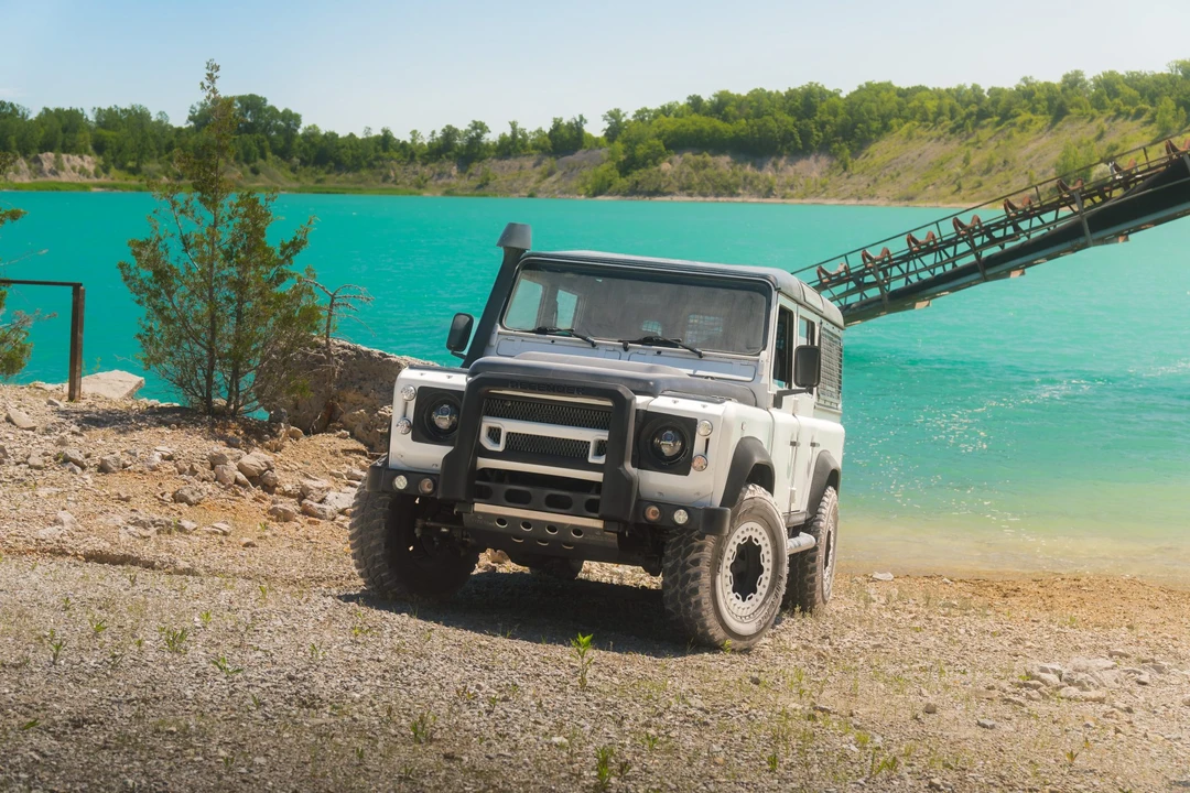Land Rover Defender 110 - Image 2 of 31