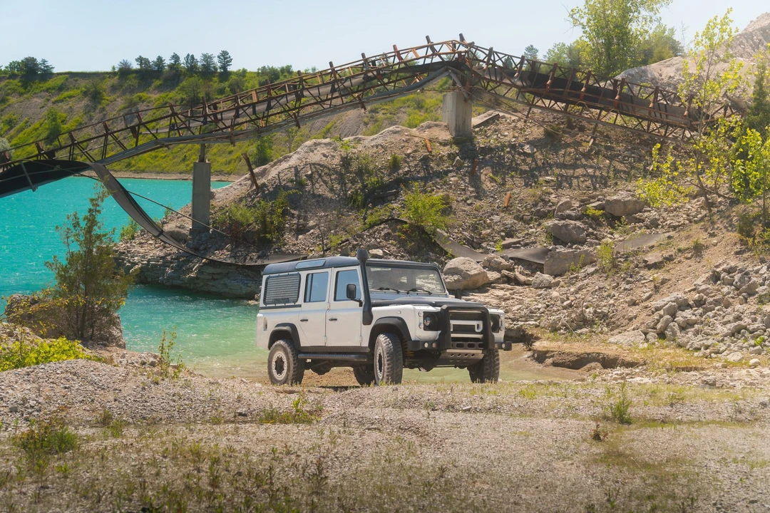 Land Rover Defender 110 - Image 14 of 31