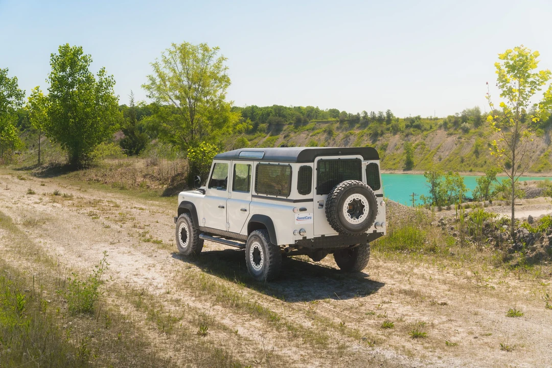 Land Rover Defender 110 - Image 10 of 31