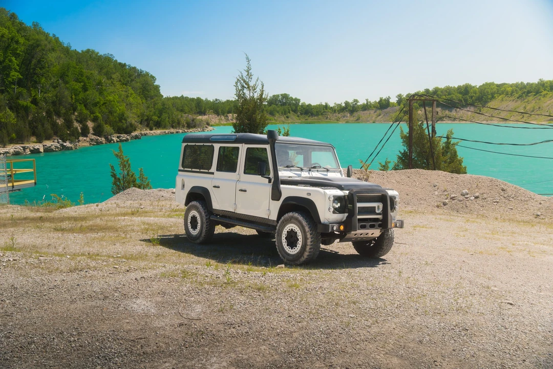 Land Rover Defender 110 - Image 15 of 31