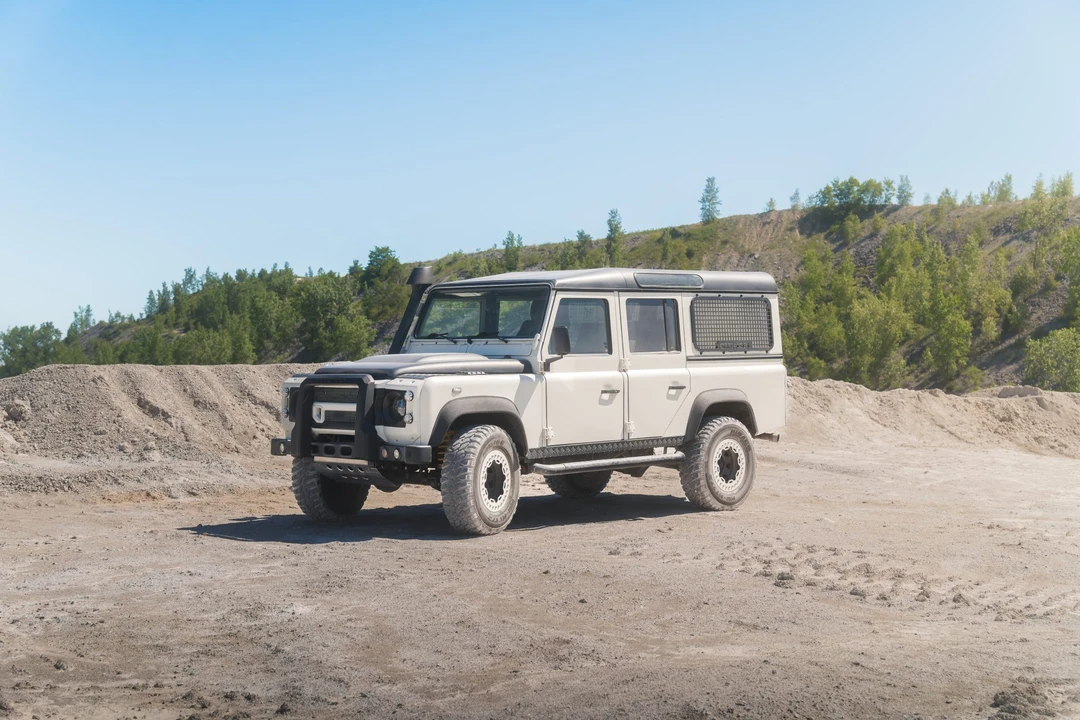 Land Rover Defender 110 - Image 6 of 31