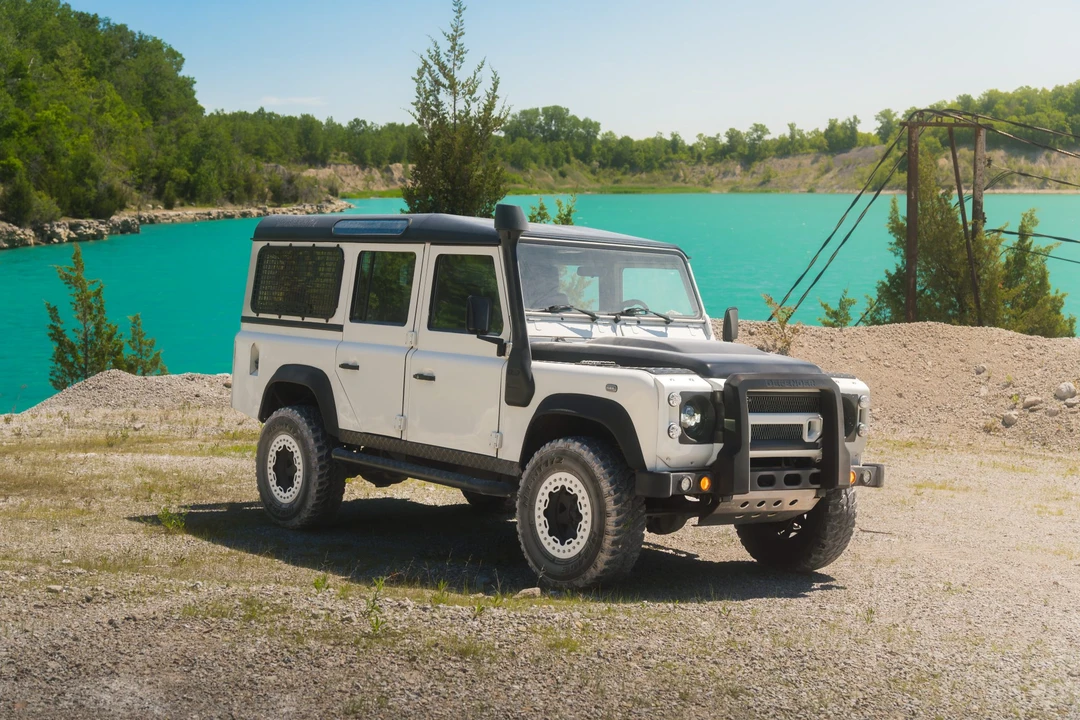 Land Rover Defender 110 - Image 16 of 31