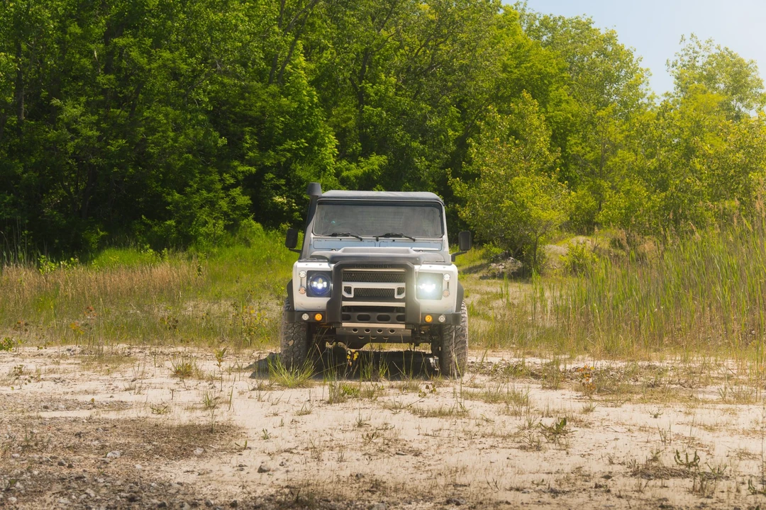 Land Rover Defender 110 - Image 17 of 31