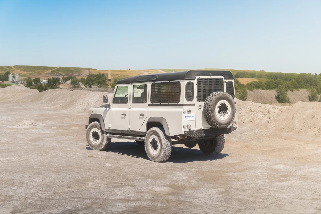 Land Rover Defender 110 - Image 8 of 31