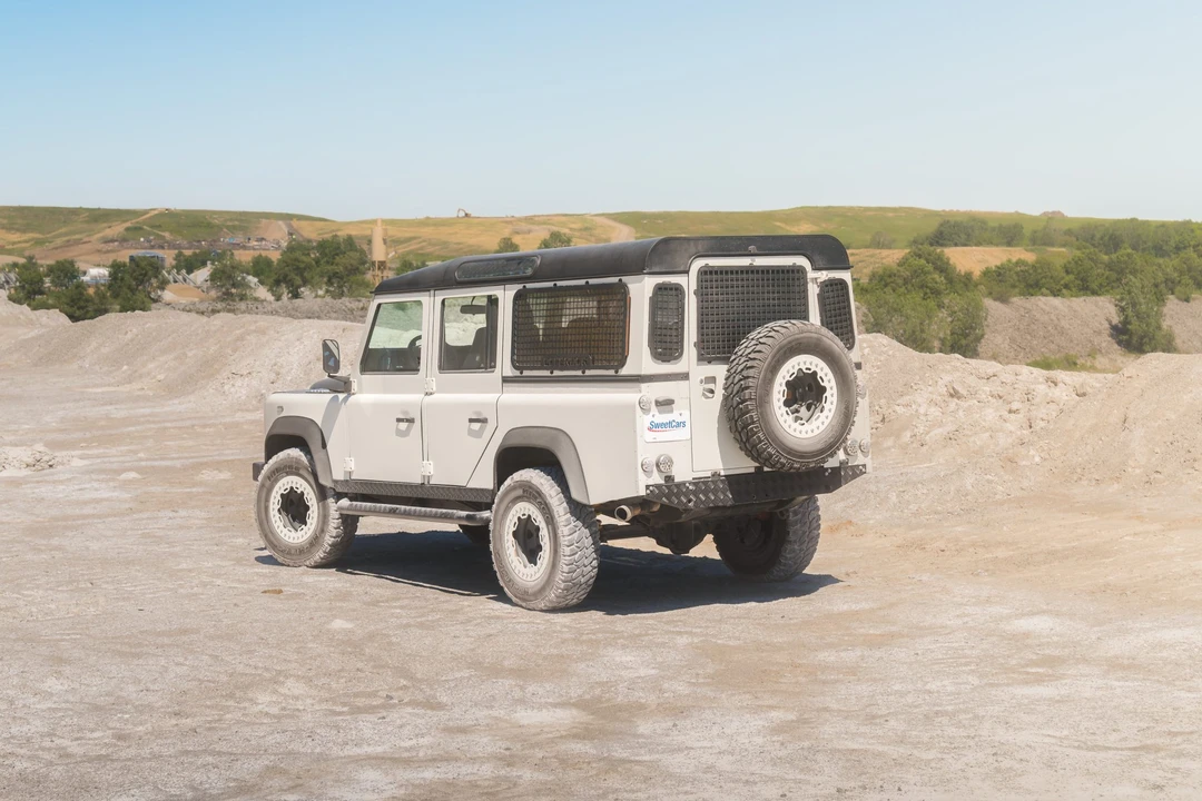 Land Rover Defender 110 - Image 9 of 31