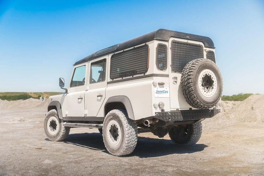 Land Rover Defender 110 - Image 11 of 31