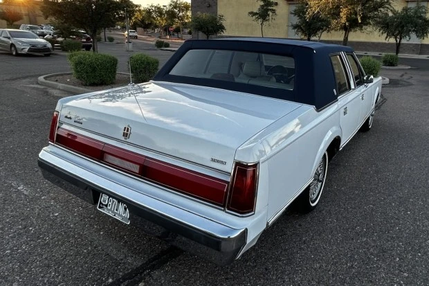 1987 Lincoln Town Car - Image 2 of 8