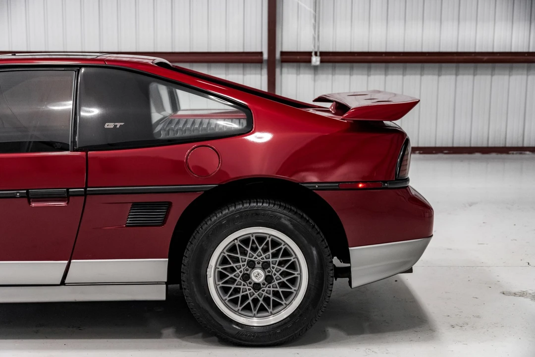 1987 Pontiac Fiero GT - Image 28 of 31