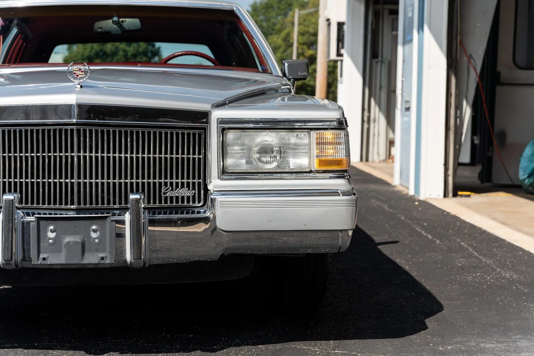 1991 Cadillac Brougham - Image 28 of 31