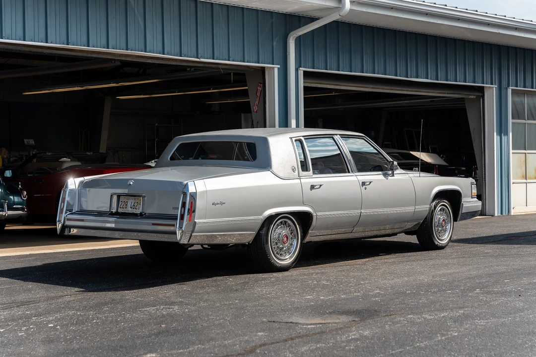 1991 Cadillac Brougham - Image 25 of 31