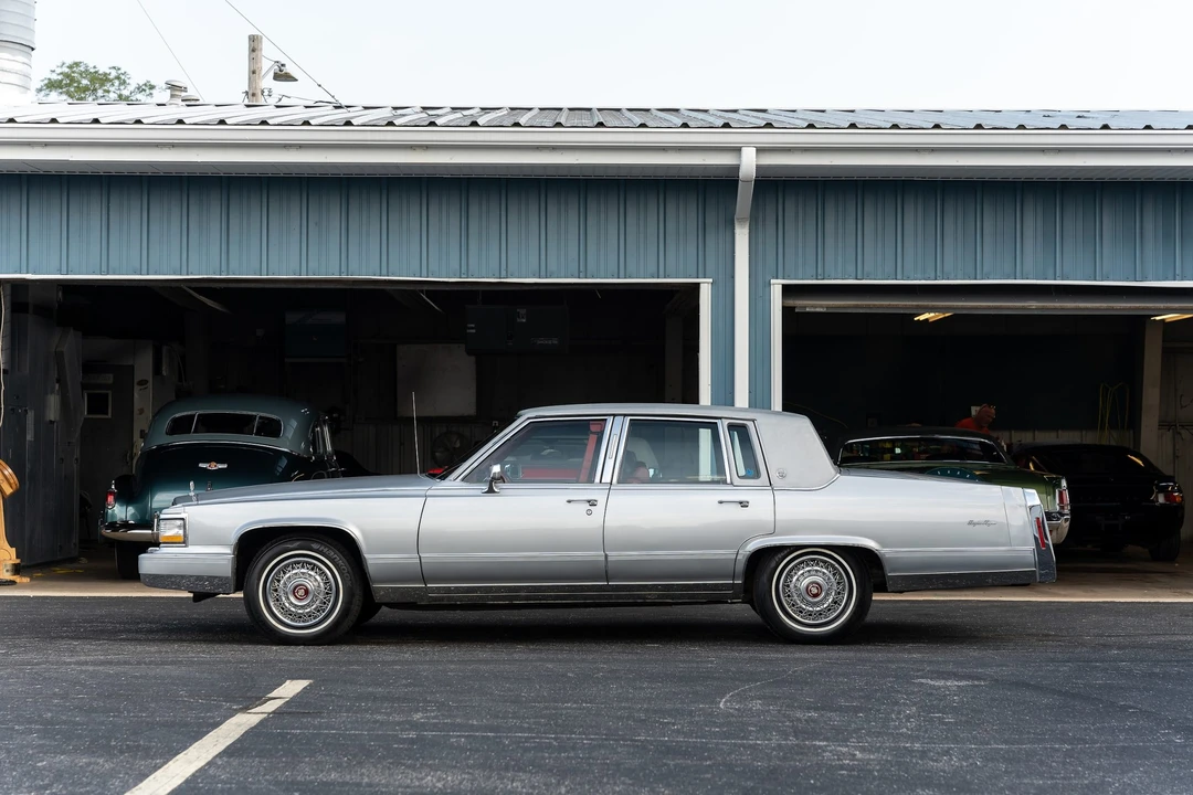 1991 Cadillac Brougham - Image 17 of 31