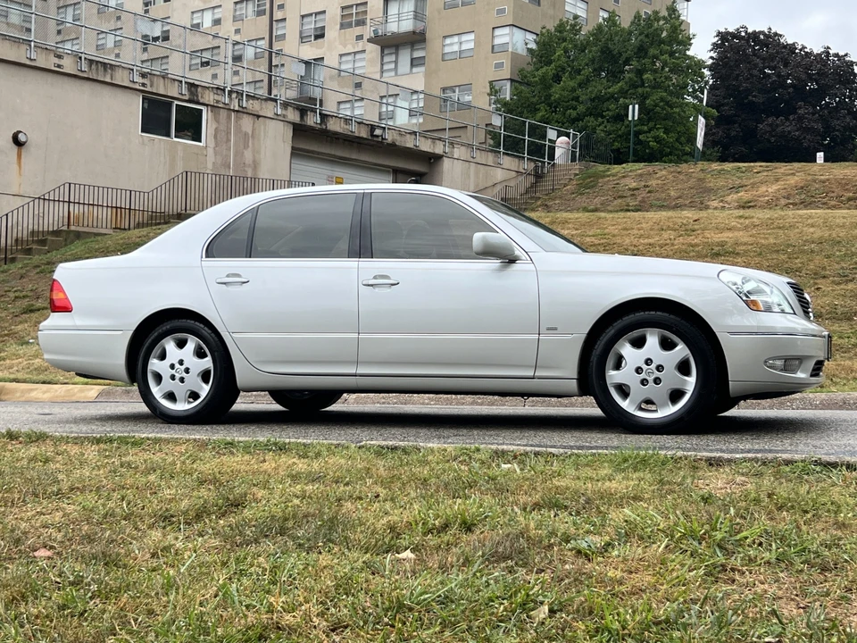2001 Lexus LS 3rd Gen - Image 18 of 31