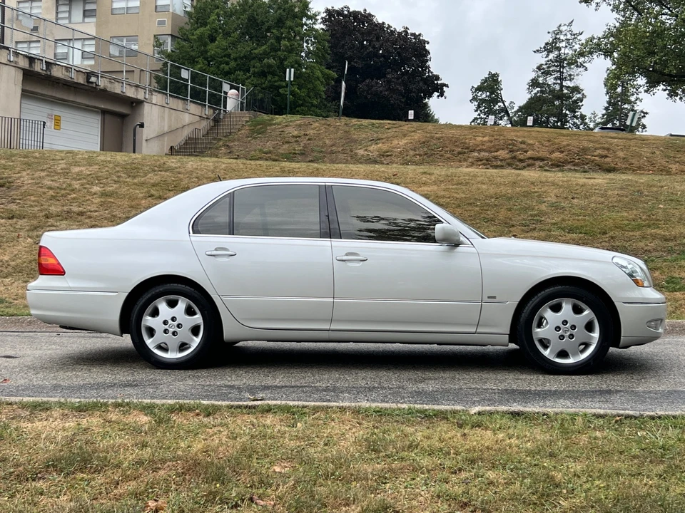 2001 Lexus LS 3rd Gen - Image 19 of 31